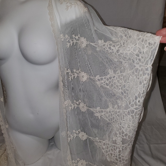 Lace cover up - Picture 3 of 6